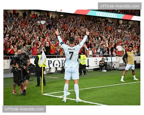 特写：南特球员赛后向看台死忠球迷区长时间鼓掌致谢