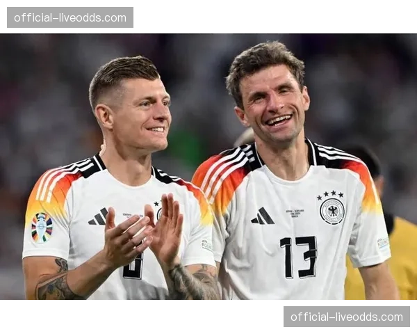 终场哨响,诺伊尔与克罗斯交换球衣,两人在球员通道长时间交谈 终场哨响,诺伊尔与克罗斯交换球衣,两人在球员通道长时间交谈