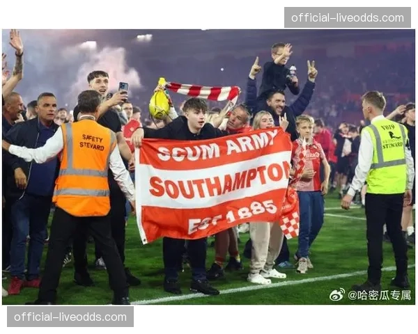 雨天湿滑，利兹联对阵南安普顿的比赛因场地积水两次中断